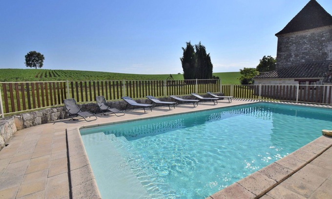 Dondas Villa | Cosy apartment in villa for 4 guests with pool, TV and terrace