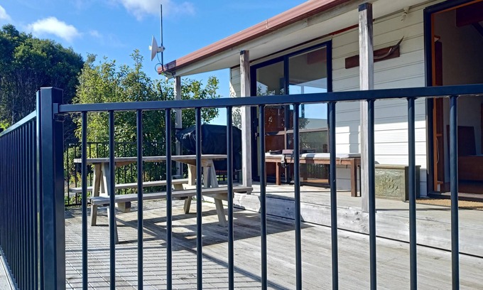 Papatowai House | Cosy kiwi holiday home with beautiful view and a short stroll to the beach!
