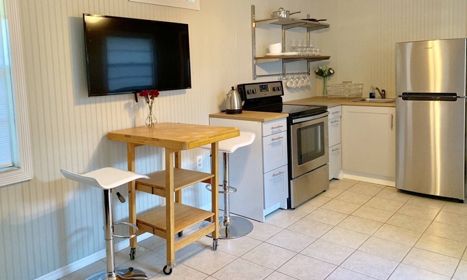 Southgate Cabin | Cosy log cabin close to Downtown and Beaches