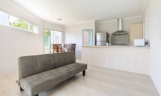 Coolbellup House | Cosy Modern Home close to Fremantle