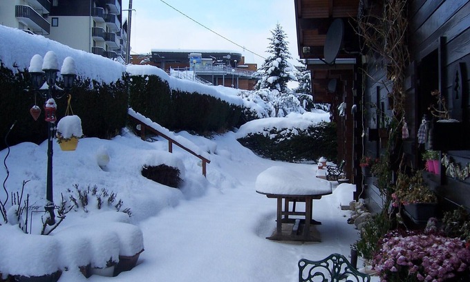 Thollon-les-Memises Apartment | Cosy mountain studio;superb lake/mountain views;100mtr ski lift;sleeps 2/3;WIFII