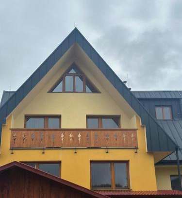 Velka Lomnica Apartment | Cosy mountain home by the pond