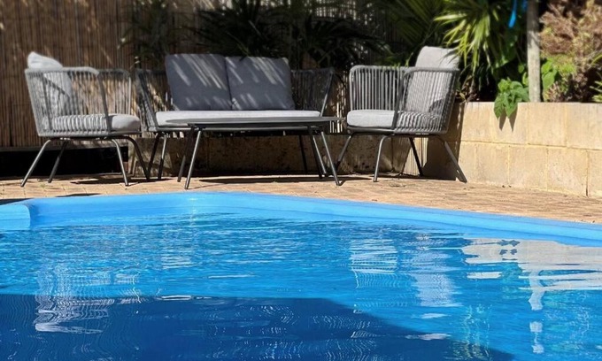 Rockingham House | Cosy, private guest house with pool and private parking