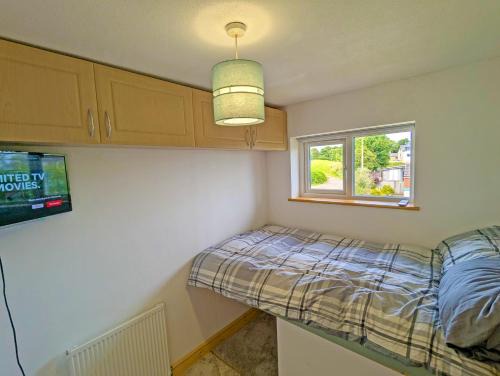 Bromley Cross House | Cosy Single Room, Smart TV, 5 Minute Walk from Train Station