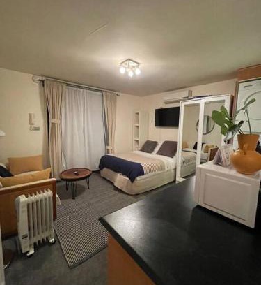 Fitzroy Apartment | Cosy Studio with Courtyard in Vibrant Fitzroy!