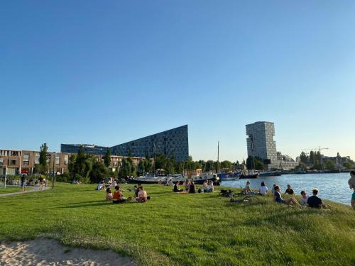 Eastern Docklands Apartment | Cosy Studio, with outdoor swimming