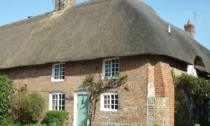Winfrith Newburgh Cottage | Cosy thatched cottage minutes from the sea, nestled in gentle rural countryside