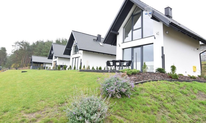Lipnica House | Cottage by Kiedrowickie Lake with Boat Access