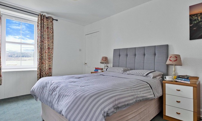 Lochgilphead Cottage | Cottage by Loch with Stunning Views