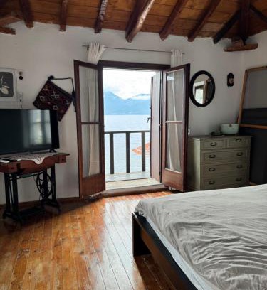Spileo House | Cottage by the Sea in Vathy Methana