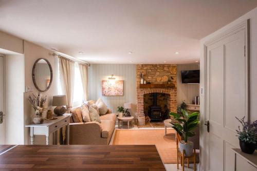 Bourton House | Cottage Central Location Parking Fireplace Garden