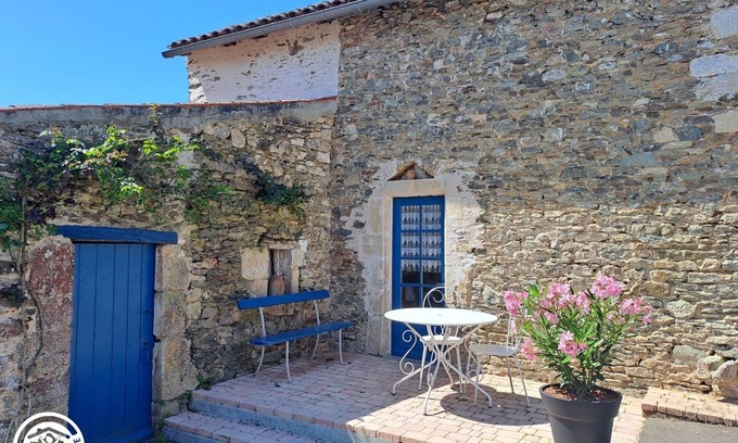 Vouvant Cottage | Cottage in medieval Vouvant with private parking, 4 bedrooms