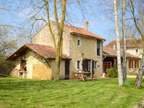 Saint-Jean-de-Sauves House | Cottage in Saint-Jean with Terrace