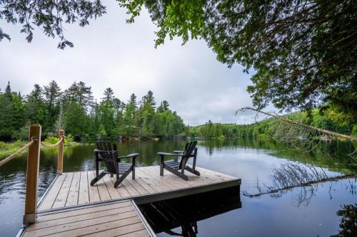 Labelle Ski Chalet | Cottage Le Petit Renard Waterfront & Jacuzzi