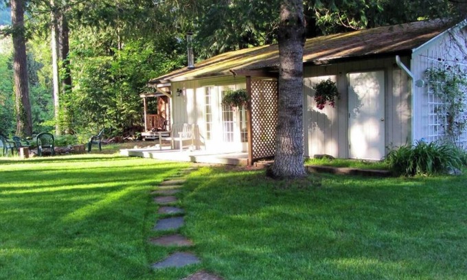 Tanner Cottage | Cottage Located Directly On The River