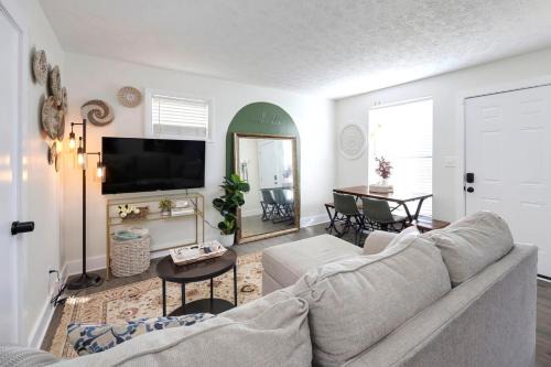 North Nashville Apartment | Cottage Near Downtown, King bed, Private Yard, Free Parking