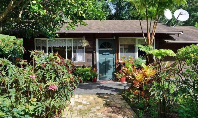 Honokaa Cottage | Cottage on a 3 acre estate, spa, fireplace, cozy, park like setting, fruit trees