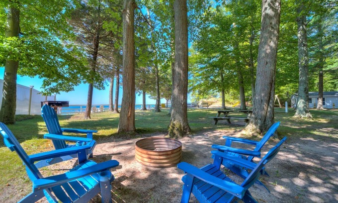 Muskegon House | Cottage Retreat Scenic Drive Resort 7