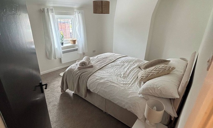 Middlewich Cottage | Cottage - Sleeps 4 - Pet Ok - Patio - Parking