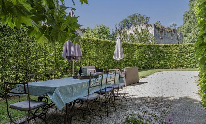 Montreal House | Cottage WISTERIA 8 pers in the grounds of a Gascon château