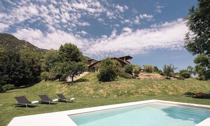 Sant Pere de Torello Villa | Country House 'Mas Redortra' with Mountain View, Wi-Fi and Air Conditioning