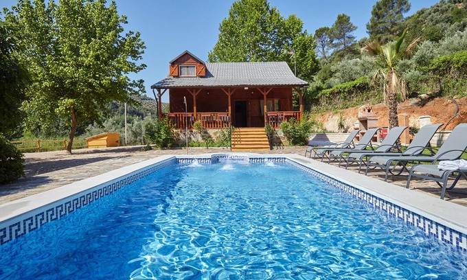 Villanueva del Arzobispo Cottage | Country House 'Casa De Madera El Vado' with Mountain Views and Air Conditioning