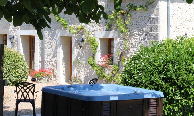 Noyant-Villages Cottage | Country cottage with private terrace and jacuzzi