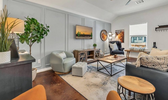 Waco House | Country Cutie at Magnolia - Family & Pet Friendly, QR Code Walk-Thru Tour!