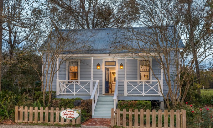 Rayne Cottage | Country Garden Cottage: Charming Private Cottage in Cajun Country with Lake Views & Jetted Tub