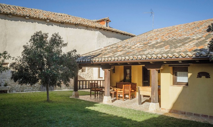 Uruena House | Country House 'La Anunciada' with Lake View and Private Garden