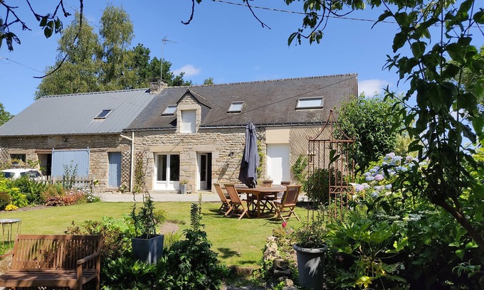 Billio House | Country house on the edge of a forest with landscaped garden.