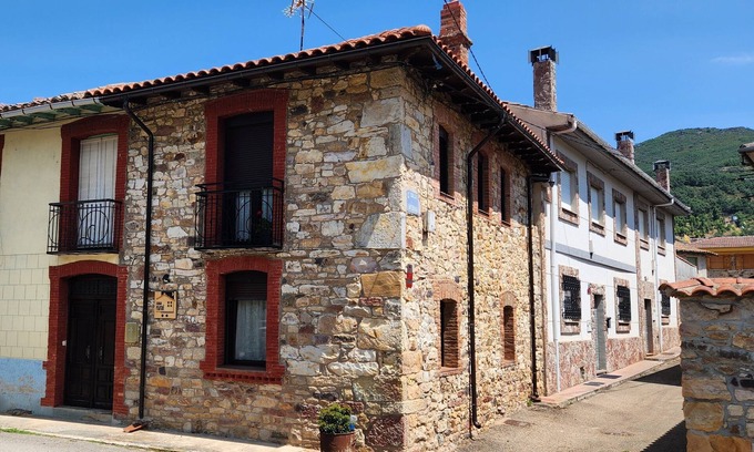 Los Barrios de Luna House | Country House 'Salomé' with Mountain View, Private Garden and Wi-Fi
