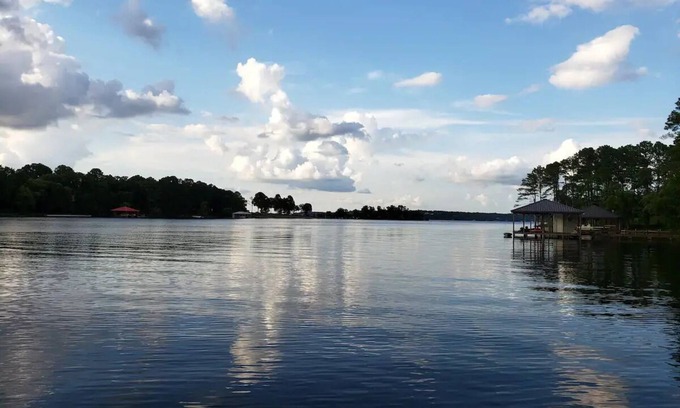 Berryville House | Country Lakehouse With the Million Dollar view