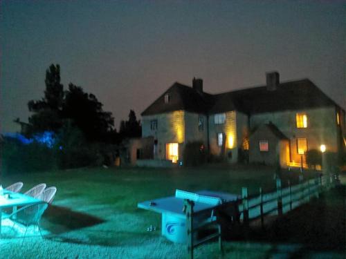 Holton Le Clay House | Countrylife Cottage for Groups- BBQ , firepit, free parking