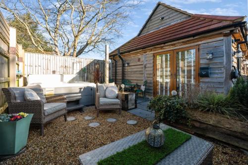 New Forest District House | Countryside Barn with Hot Tub in New Forest