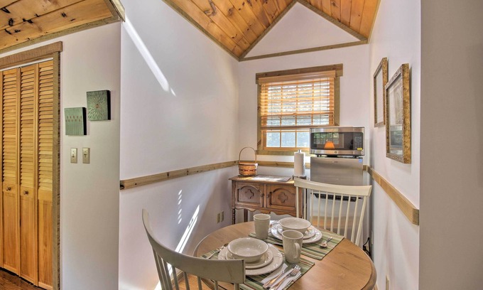 Berkeley Springs Cottage | Couples Cabin - 5 Mi to DT Berkeley Springs!
