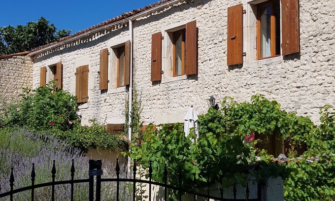 Saint-Pierre-de-Juillers House | Cour Privée Mais Avec un Accès Facile au Jardin de Jeux Commun et Piscine