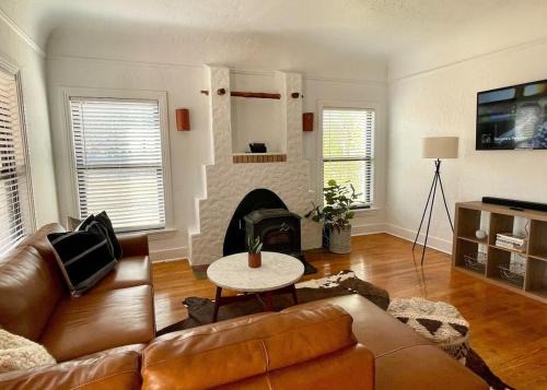 Marfa House | Courthouse Corner - Beautiful adobe, pet friendly