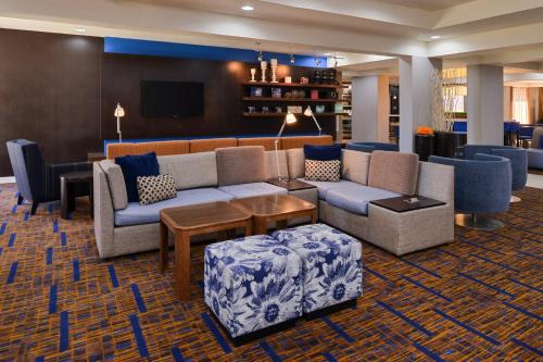 Brown Deer Hotel | Courtyard by Marriott Milwaukee North/Brown Deer