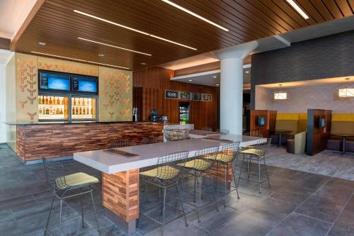 Waterloo Hotel | Courtyard by Marriott Waterloo Cedar Falls