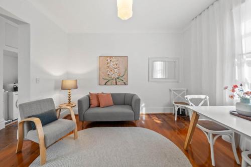 Ashfield Apartment | Courtyard Esperanza - Sunny Heritage Chic
