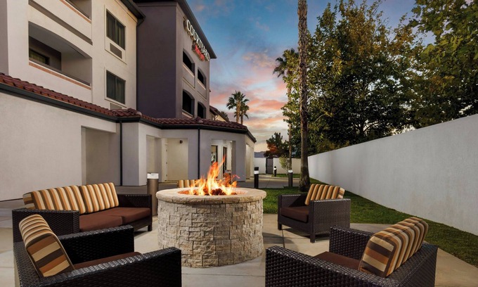 Palmdale Hotel | Courtyard Palmdale