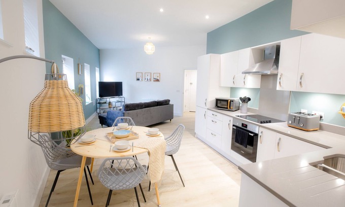 Southampton City Centre Apartment | Courtyard Retreat