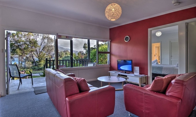 Coles Bay Apartment | Cove Beach Apartment 1