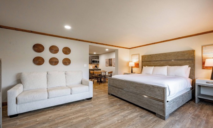 Thayerville Hotel | Cove Creek Lodge: 104 Poolside Executive King Suite