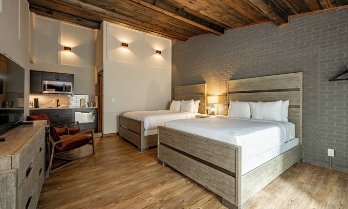 Thayerville Hotel | Cove Creek Lodge: 215 Standard Double Queen Room