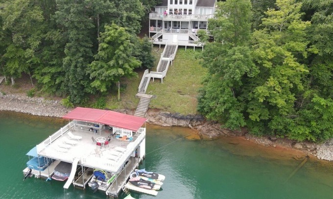 Jacksboro House | Covered Bar & Dock - Safe Cove 360LB ICE MACHINE Slide Hottub 4MstrBd Canoe WIFI