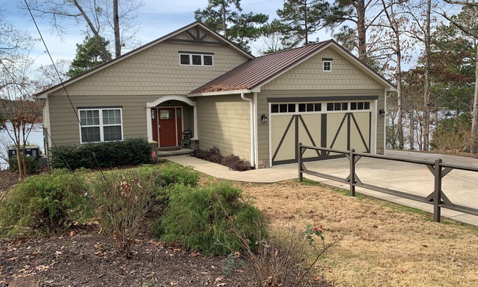 Centre House | Cowan Creek Hideaway on Weiss Lake