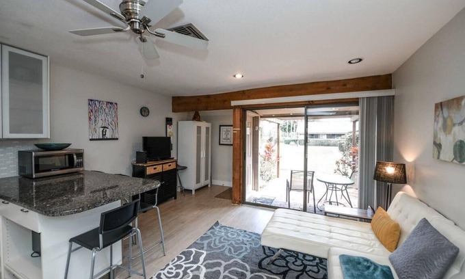 Bunker Oaks Condo | Cozy 1/1 Condo Overlooking the Groves Golf Course Community Pool