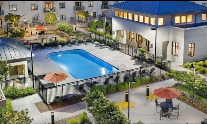 SouthPark Apartment | Cozy 1 Bed, Heart of SouthPark with Free Parking